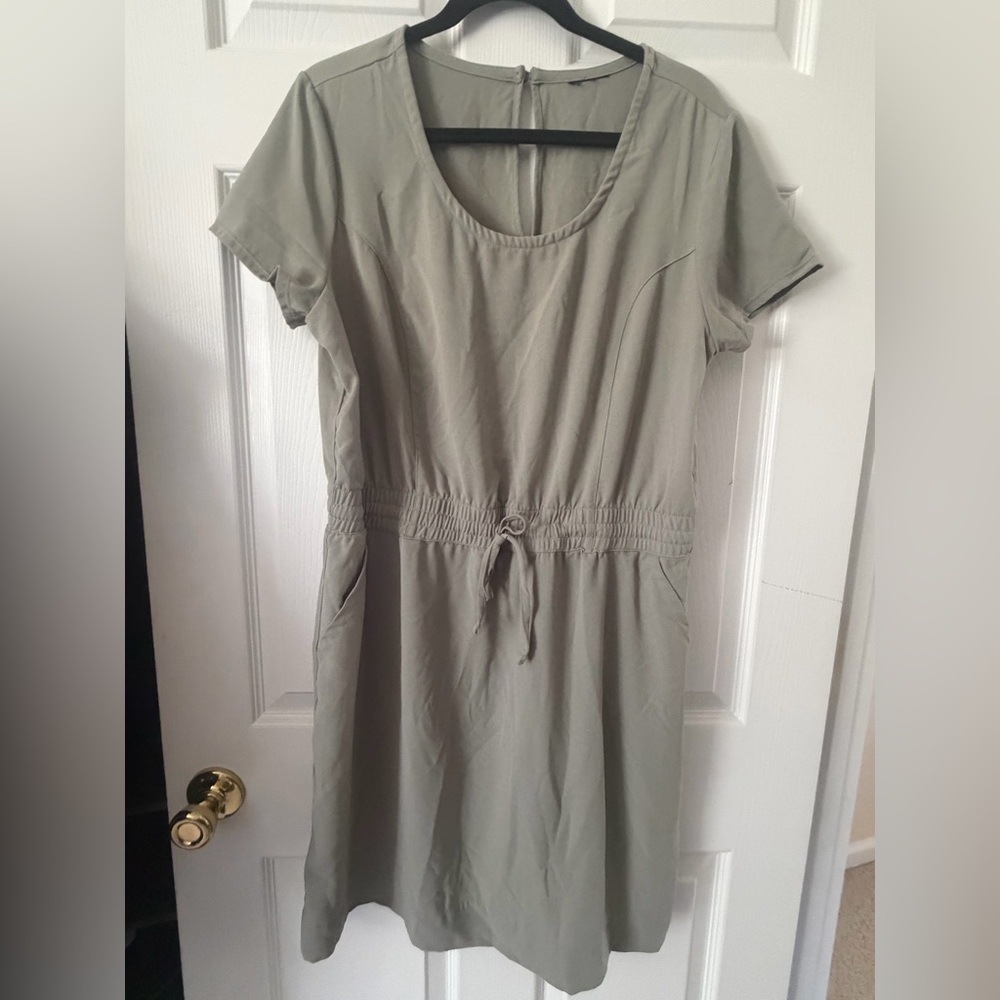 32 Cool Women's Sage Green and Black Drawstring Waist Short Sleeve Dress